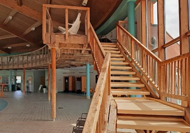 Treppe zum Balkon im Bad