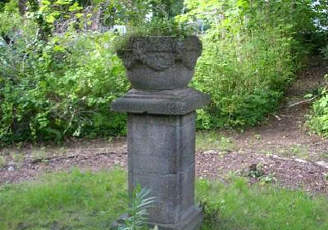 Säule im Garten