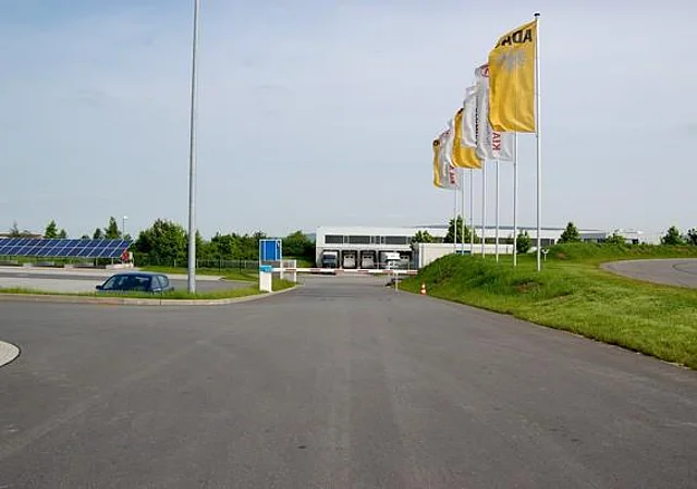 Eingangsbereich mit Parkplatz