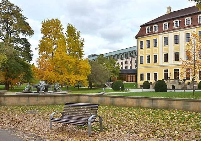 Drei-Grazien-Brunnen, westlicher Neubauflügel und Altbau