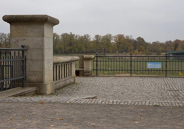 Blick vom Kopf der alten Elbbrücke auf die Festung