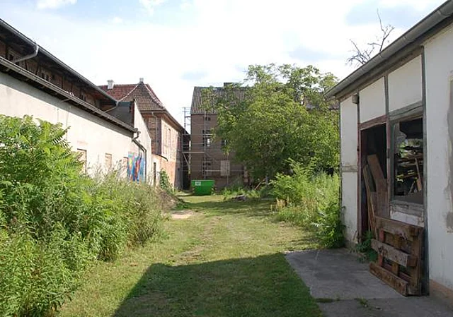 Zufahrt und Hof am benachbarten Grundstück nach Süden
