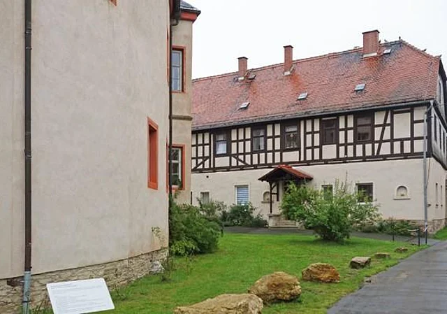 Südwestseite mit Gesindehaus