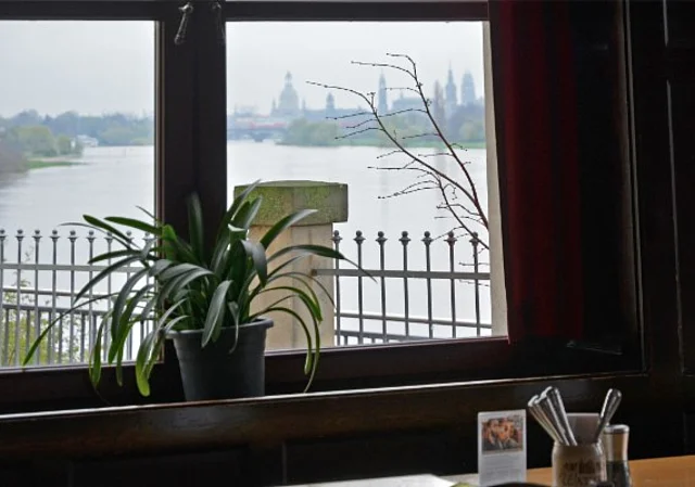 Ball- und Brauhaus Watzke Dresden, Blick vom Elbzimmer auf die Altstadt