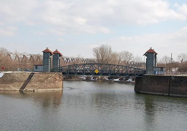 Hubbrücke im Norden des Hafenbeckens