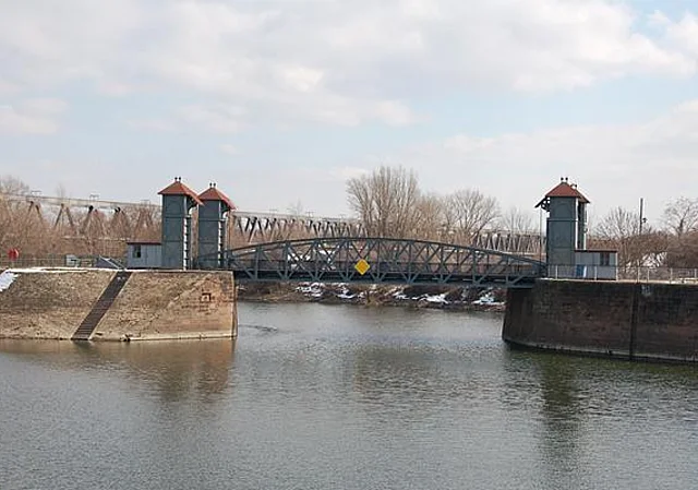 Hubbrücke im Norden des Hafenbeckens