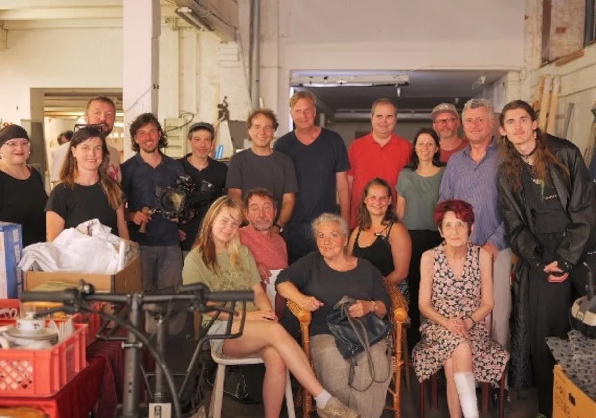 Team und Förderer am Set in Leipzig