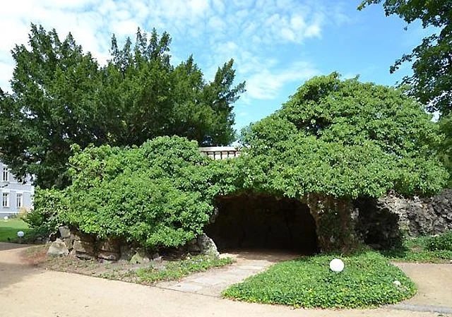 Grotte mit Freisitz