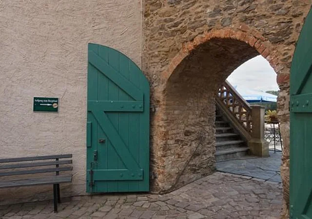 Zugang zum Restaurant und zum Bergfried
