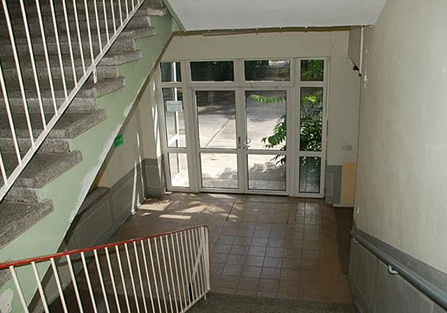 Neubau, Treppenhaus mit Blick zum Eingang