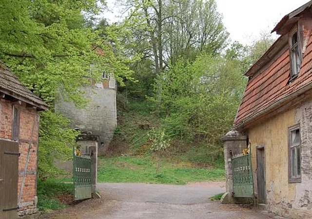 Eingangstor mit Blick zum Wächterhaus
