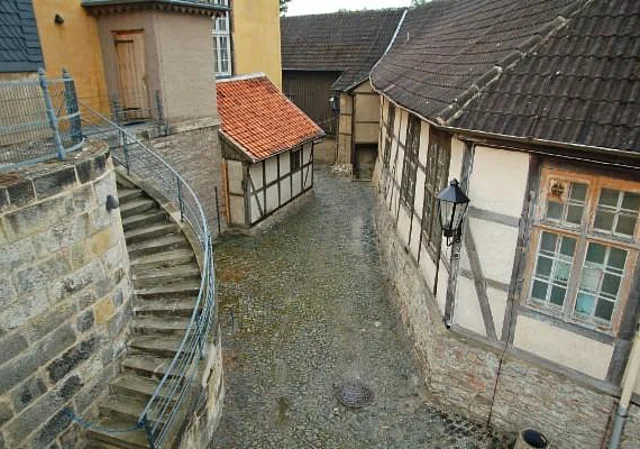 Nebenhof mit Handwerkerhäusern nach Südost