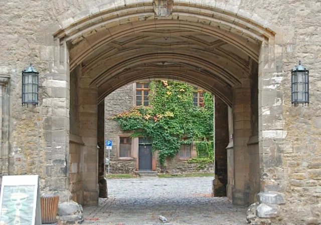 Torausfahrt zum Vorhof nach Westen