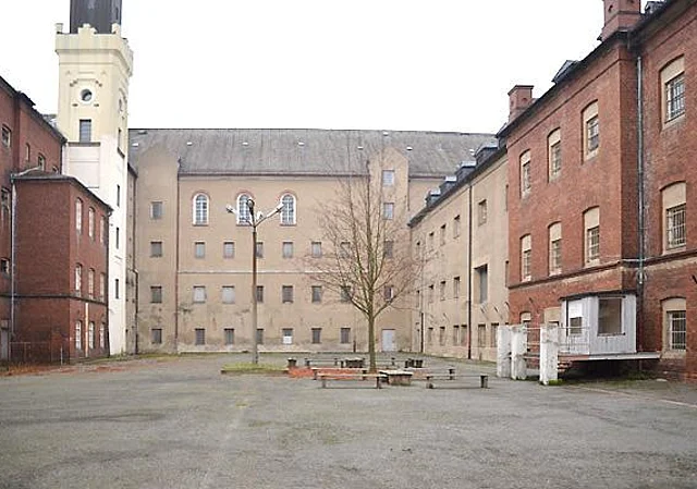 Gefängnishof, Blick auf den Westflügel