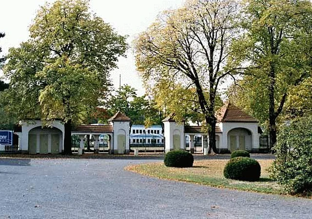 Besuchereingang, Westen