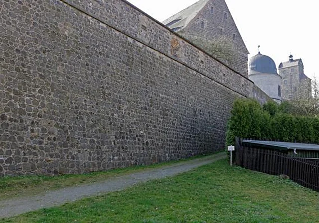 Burgmauer, im Hintergrund Kornhaus, Schösserturm und Seigerturm