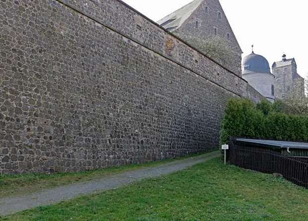 Burgmauer, im Hintergrund Kornhaus, Schösserturm und Seigerturm 