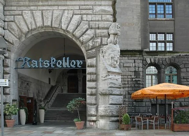 Eingang Ratskeller, Ostseite 