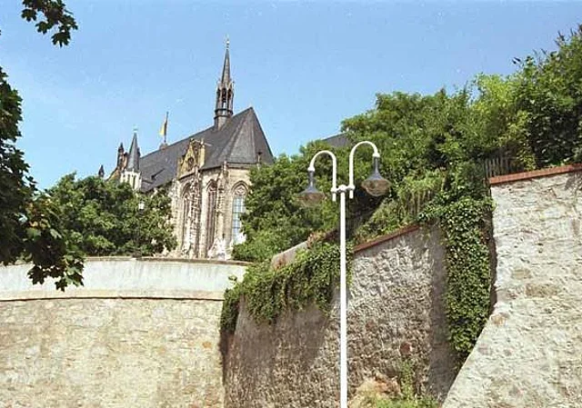 Schlosskirche mit Schlossmauer