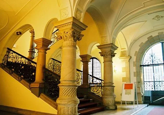 Haupttreppe im Erdgeschoss