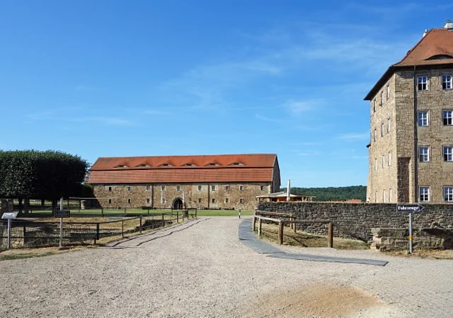 Vorplatz mit Festung und Wirtschaftsgebäude