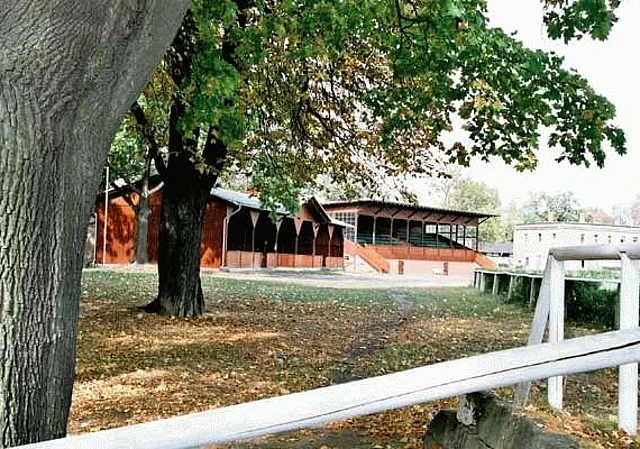 Nebentribüne