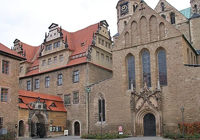 Westfassade des Doms mit Hauptportal und Zugang zum Schloss