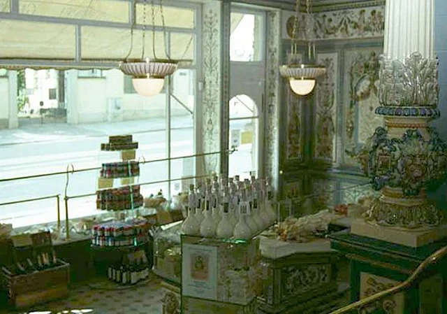 Verkaufsraum, Blick von der Treppe