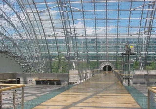 Glashalle, Ostseite