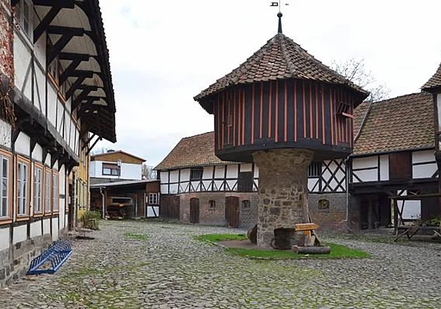 Blick vom Eingang in den Hof nach Südost