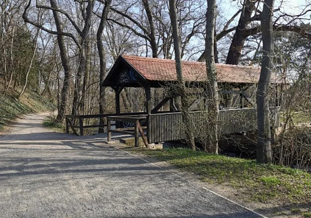 Überdachte Holzbrücke