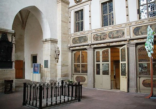 Blick auf Westwand der Vorhalle