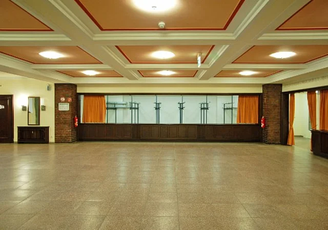 unteres Foyer mit Garderoben
