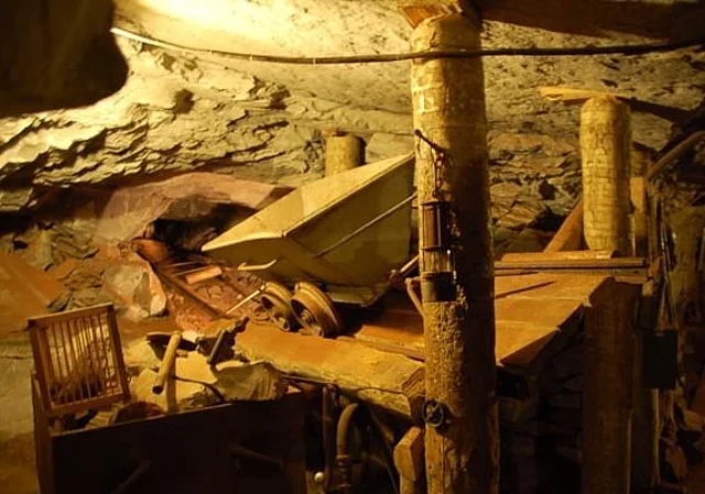 Schaubergwerk, historische Exponate in niedrigem Abbauschacht