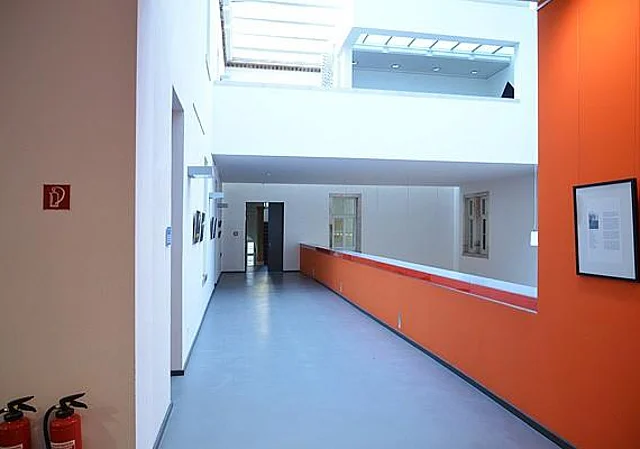 Carl-Georg-Weitzel-Bau (Haus 01), Gang über Atrium