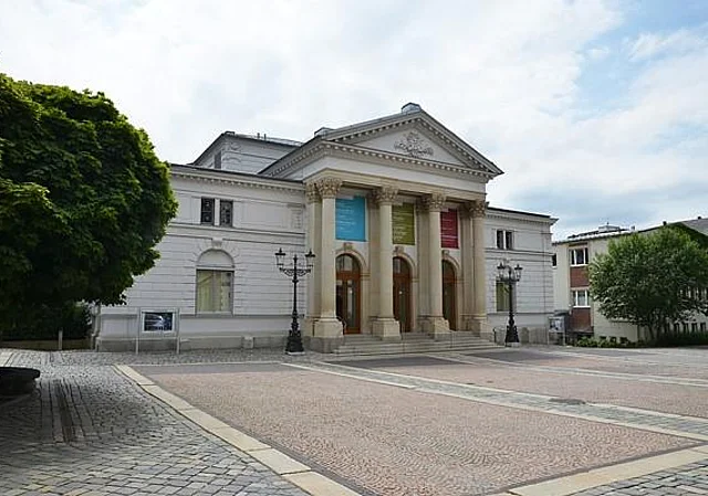 Vogtlandtheater, Theaterplatz