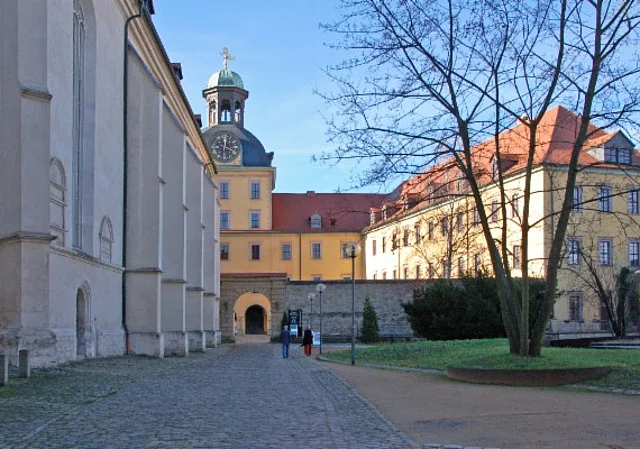 Kirche und Innehöfe nach Westen