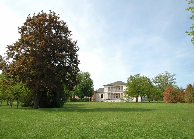 Gesellschaftshaus Magdeburg und Klosterbergarten 