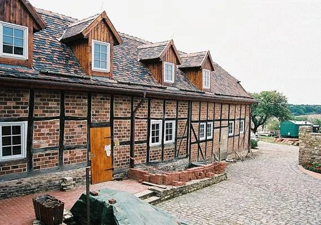 Westflügel, Osten