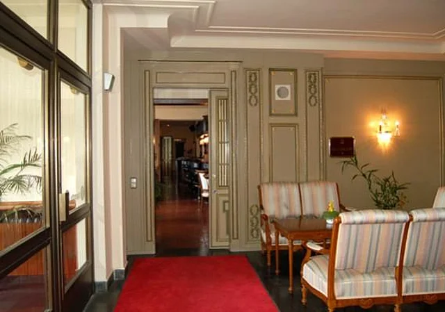 Eingangsbereich Lobby mit Blick zum Bereich Bar/Restaurant