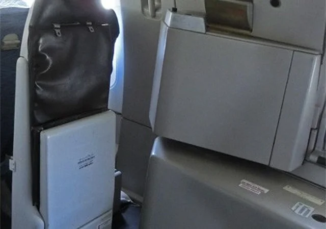 Airbus A310, Economy Class. Crewbereich mit Ein-/Ausgang im Heck