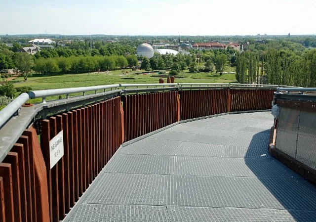 Jahrtausendturm, Rampe und Blick nach Süden