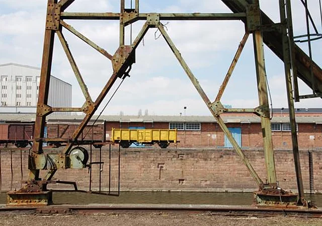 Blick vom Speicher zu den gegenüber liegenden Bauten nach Westen