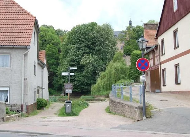 Leopold-Von-Ranke-Straße mit Schloß und Schloßteich 