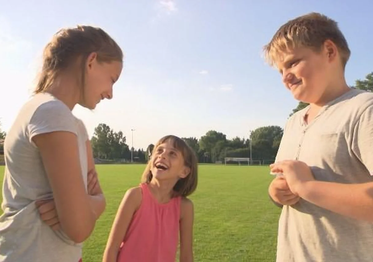 Iva, Mia und Torben auf dem Fußballplatz in Taucha