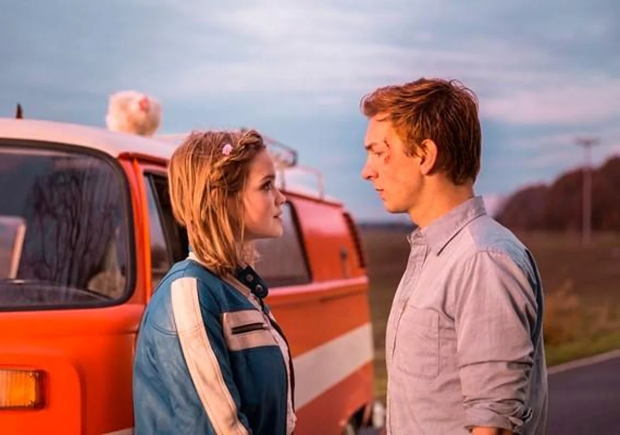 Emilia Schüle und Johannes Kienast auf der Lindenstraße in Burgstall