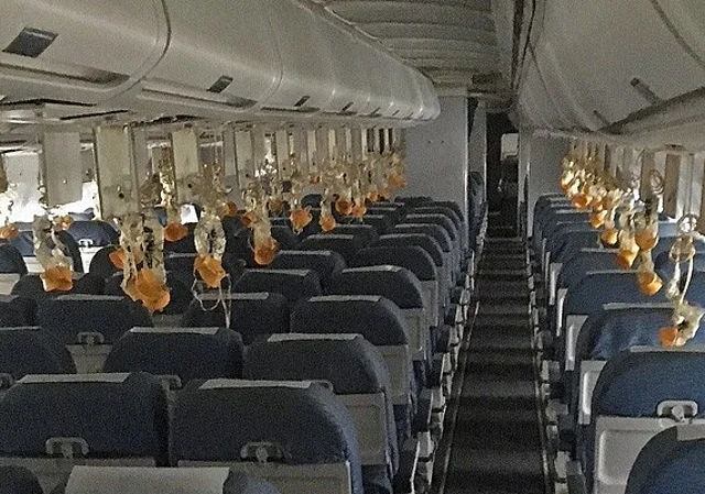Airbus A310, Economy Class mit komplett heruntergelassenen Sauerstoffmasken