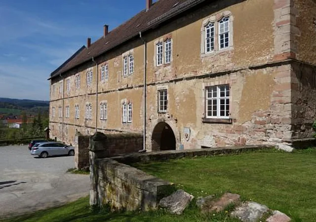 Tordurchfahrt und Parkplatz