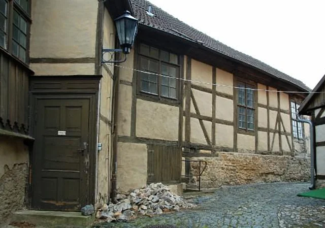 Nebenhof mit Handwerkerhäusern nach Westen
