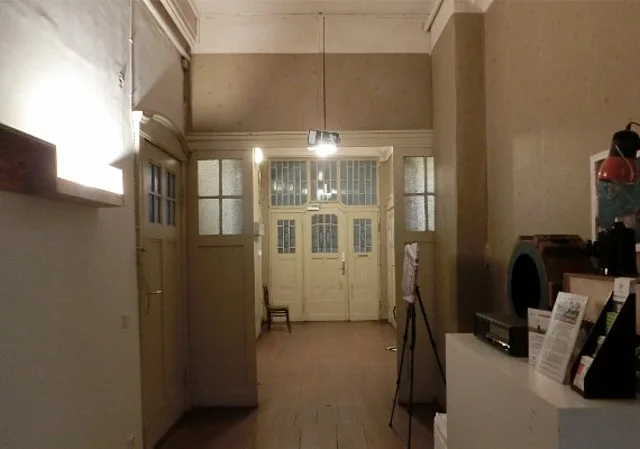 Blick von Großen Saal zur Eingangstür
